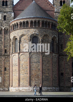 Deux jeunes femmes passent par la Basilique de Saint servais à la place Vrijthof à Maastricht, aux Pays-Bas Banque D'Images