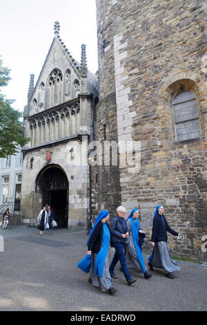 Les nonnes de marcher côte à côte à l'extérieur de la Basilique Notre Dame church à Maastricht, aux Pays-Bas, en Europe Banque D'Images