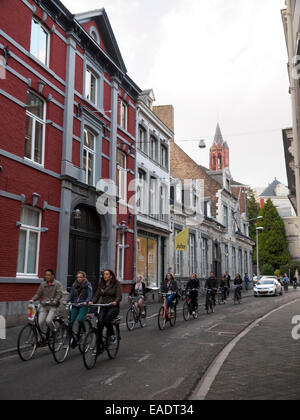 Les jeunes la bicyclette dans les rues de Maastricht, Pays-Bas, Europe Banque D'Images