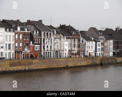 Rangée de maisons en terrasse par la Meuse à Maastricht, aux Pays-Bas, en Europe Banque D'Images