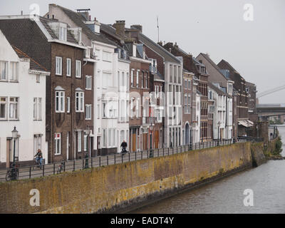 Rangée de maisons en terrasse par la Meuse à Maastricht, aux Pays-Bas, en Europe Banque D'Images