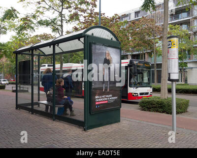 À l'arrêt de bus dans les rues de Maastricht, Pays-Bas, Europe Banque D'Images