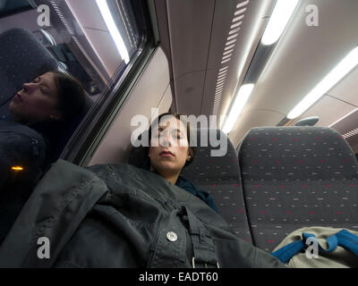 Jeune femme endormie sur le train Banque D'Images