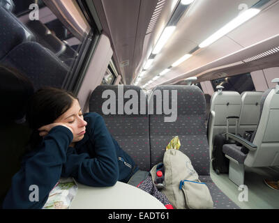 Jeune femme endormie sur le train Banque D'Images