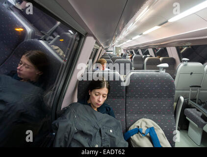 Jeune femme endormie sur le train Banque D'Images