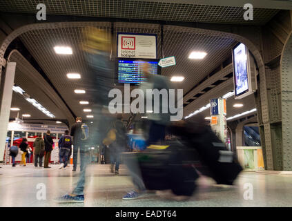 Motion blurred passagers avec des valises, Gare du Midi gare, Bruxelles, Belgique, Europe Banque D'Images