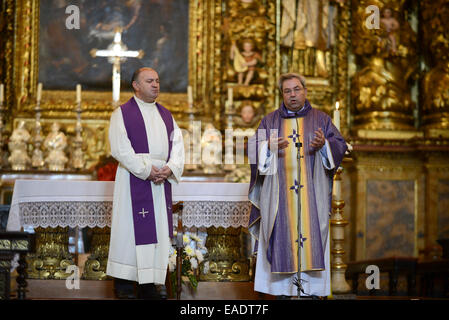 Prêtre célébrant la messe catholique Banque D'Images