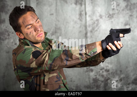 Soldat militar Amérique homme pointant un pistolet Banque D'Images