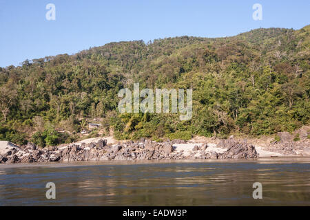 Vue sur verdure en bord de rivière sur un deux journée croisière en bateau ferry lent le long de la rivière du Mékong, Laos, Asie du Sud Est, Asie, Banque D'Images