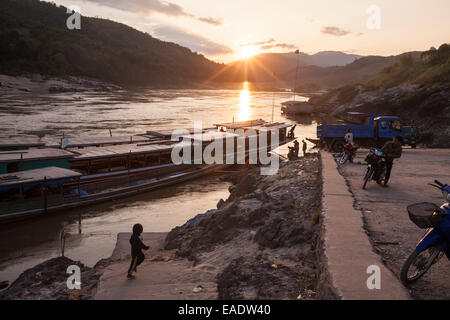 Coucher du soleil.Bateaux amarrés à Pakbeng village sur une croisière de deux jours sur un bateau lent le long de la rivière du Mékong, Laos, Asie du Sud Est, Asie, Banque D'Images