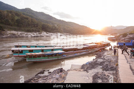 Coucher du soleil.Bateaux amarrés à Pakbeng village sur une croisière de deux jours sur un bateau lent le long de la rivière du Mékong, Laos, Asie du Sud Est, Asie, Banque D'Images