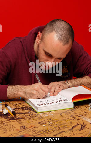 Zerocalcare (aka Michele Rech), le dessinateur italien plus suivie à l'heure actuelle, a rencontré ses fans à la Feltrinelli bibliothèque pour des autographes avec un dessin son dernier travail "imentica il mio nome'. © Elena Aquila/Pacific Press/Alamy Live News Banque D'Images