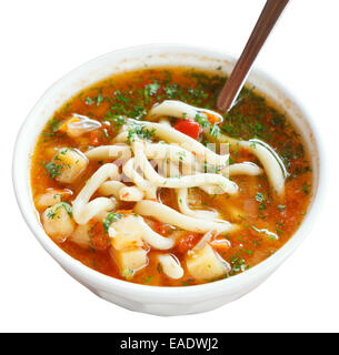 Lagman soupe dans un bol blanc isolé sur fond blanc Banque D'Images