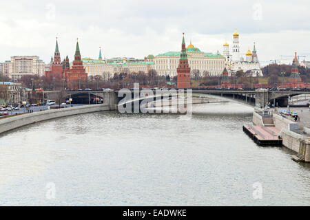 Moskva, Pont Bolshoy Kamenny, Kremlin à Moscou en journée d'automne Banque D'Images