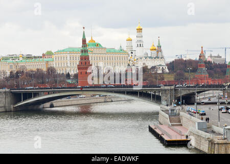 Vue sur le pont Bolshoy Kamenny Moskva et Kremlin à Moscou en journée d'automne Banque D'Images