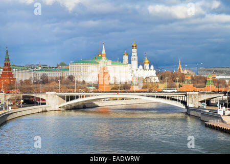 La lumière du soleil, pont Bolshoy Kamenny lumineux Moskva et Kremlin de Moscou à l'automne 24 Banque D'Images