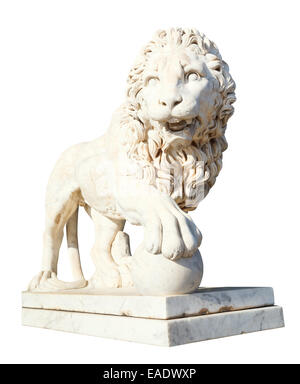 Lion medici avec sphère près Vorontsov (Alupka) Palace en Crimée isolé sur fond blanc Banque D'Images