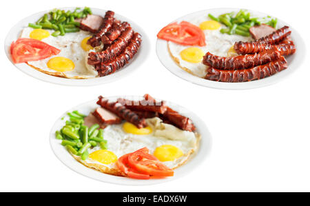 Trois plaques avec les œufs, saucisses, tomates, haricots isolé sur fond blanc Banque D'Images