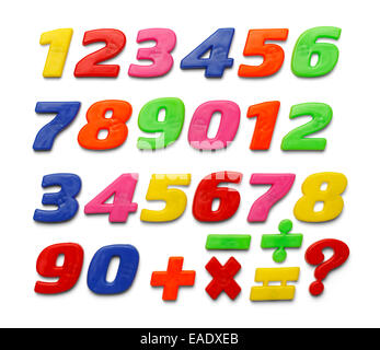 En plastique de couleur numéros magnétique isolé sur fond blanc. Banque D'Images