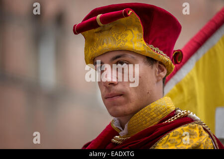 Portrait d'un homme prenant part à la procession historique précédant le Palio, Sienne, Toscane, Italie Banque D'Images