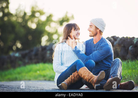 Happy Young Couple Having Fun in à l'extérieur. Couple romantique dans l'amour on Country Road. Banque D'Images