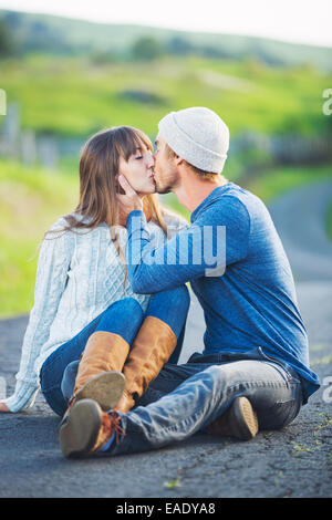 Happy Young Couple Having Fun in à l'extérieur. Couple romantique dans l'amour on Country Road. Banque D'Images