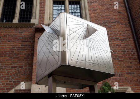 Cracovie, Pologne - 26 octobre 2014 : un gros cube en face de la façade de l'université. Un cadran solaire sophistiqué pour l'étude Banque D'Images