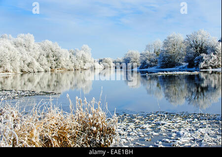 Belle journée ensoleillée en hiver sur l'Erne, Co. Cavan , Irlande Banque D'Images