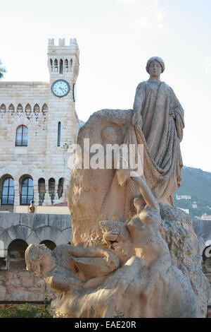Statue en l'honneur de Prince Albert en face de l Le Palais du Prince de Monaco. Banque D'Images