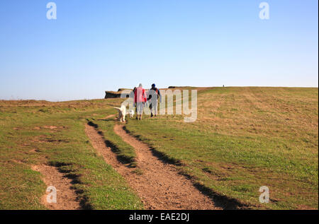 Les promeneurs sur le chemin de la côte de Norfolk à l'est de Weybourne, Norfolk, Angleterre, Royaume-Uni. Banque D'Images