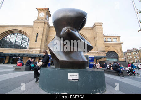 La gare de Kings Cross Sculpture, grand morceau de fusée, 1974 Henry Moore Banque D'Images