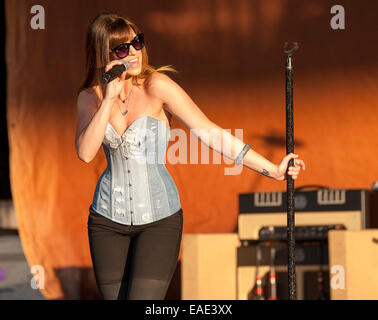Juillet 25, 2014 - Raleigh, Caroline du Nord), USA - Chanteur RACHEL REINERT du groupe GLORIANA réalise vivre comme leur tour 2014 fait une halte à la Time Warner Cable Music Pavilion situé à Raleigh. Copyright 2014 Jason Moore. (Crédit Image : © Jason Moore/Zuma sur le fil) Banque D'Images
