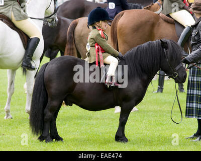 Poney Shetland et jeunes cavaliers à la foire agricole, Banchory Banque D'Images