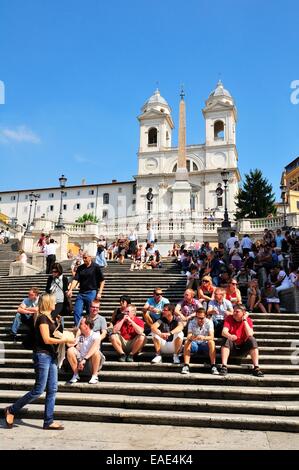 Les marches espagnoles et église de la Trinité-des-Monts, Rome, Latium, Italie Banque D'Images