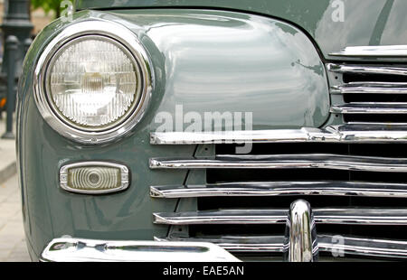 Feu avant et pare-chocs en chrome d'une vieille voiture de collection vintage Banque D'Images