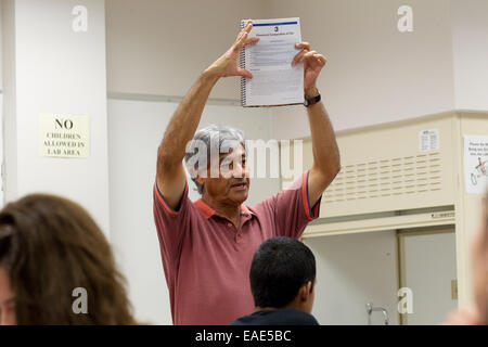 Enseignant fait un point dans la classe à réaliser rapidement des College High School de McAllen, Texas, sur le campus de l'Université du Texas du Sud. Banque D'Images