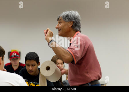 Enseignant fait un point dans la classe à réaliser rapidement des College High School de McAllen, Texas, sur le campus de l'Université du Texas du Sud. Banque D'Images