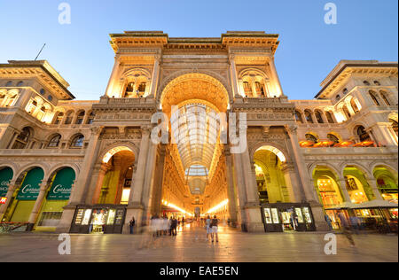 De Triomphe à la place de la cathédrale, l'entrée de la galerie marchande de luxe, galerie couverte de Galleria Vittorio Emanuele II Banque D'Images