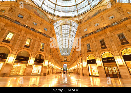 Le shopping de luxe, galerie d'arcade couverte de Galleria Vittorio Emanuele II, crépuscule tourné à l'heure bleue, Milan, Lombardie, Italie Banque D'Images