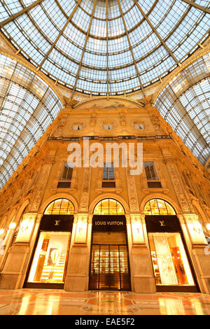 Le shopping de luxe, galerie d'arcade couverte de Galleria Vittorio Emanuele II, crépuscule tourné à l'heure bleue, Milan, Lombardie, Italie Banque D'Images