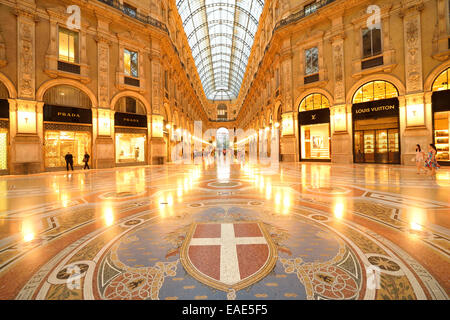 Le shopping de luxe, galerie d'arcade couverte de Galleria Vittorio Emanuele II, crépuscule tourné à l'heure bleue, mosaïque en marbre Banque D'Images