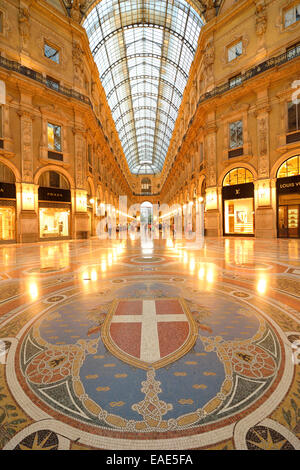 Le shopping de luxe, galerie d'arcade couverte de Galleria Vittorio Emanuele II, crépuscule tourné à l'heure bleue, mosaïque en marbre Banque D'Images