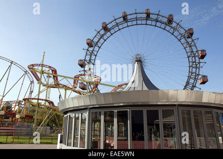 Autriche : la grande roue de Vienne à l'entrée du parc d'attractions Prater de Vienne. Photo à partir de 1. Novembre 2014. Banque D'Images