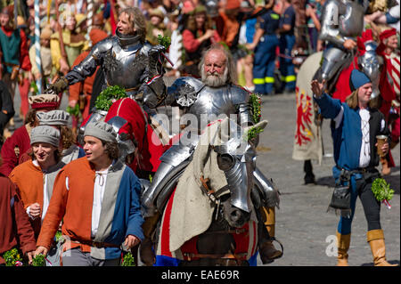 Chevaliers portant des armures à cheval, mariage la procession du mariage', 'Landshut centre historique, Landshut, Basse-Bavière Banque D'Images