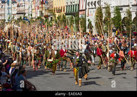 Les mercenaires de lances, mariage la procession du mariage', 'Landshut centre historique, Landshut, Basse-Bavière, Bavière Banque D'Images