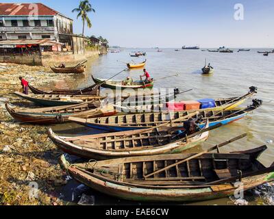 Sittwe, Rakhine, le Myanmar. 10 Nov, 2014. Bateaux sur la plage dans le marché à Sittwe, le Myanmar. Sittwe est une petite ville de l'État de Rakhine au Myanmar, sur la baie du Bengale. © Jack Kurtz/ZUMA/Alamy Fil Live News Banque D'Images