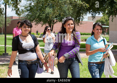 Les étudiants hispaniques femmes marcher à l'extérieur de réaliser rapidement des College High School de McAllen, Texas, sur le campus de l'Université du Texas du Sud. Banque D'Images