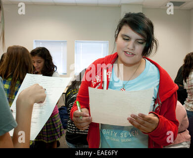 Les élèves étudient les réponses du jeu-questionnaire à réaliser rapidement des College High School de McAllen, Texas, sur le campus de l'Université du Texas du Sud. Banque D'Images