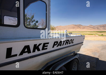 Un bateau de patrouille à un niveau presque vide près de Lake Success, Porterville Bakersfield est à 7 % de sa capacité. Bakersfield est maintenant le plus sec des villes des USA. La plupart de la Californie est en sécheresse exceptionnelle, le plus haut niveau de classification de la sécheresse. 428 000 hectares de terres agricoles ont été retirées de la production en raison du manque d'eau, des milliers de travailleurs agricoles ont perdu leur emploi et un tiers de tous les enfants en Californie se couchent. Banque D'Images