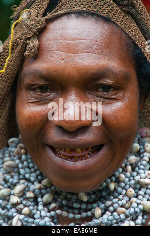 Femme portant un Tribal, la robe traditionnelle, la région des Highlands de Papouasie-Nouvelle-Guinée Banque D'Images